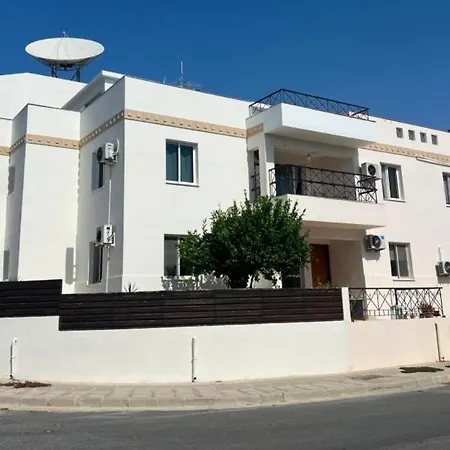 Sea View Penthouse شقة لارنكا